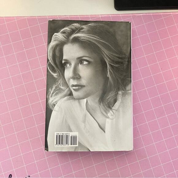 Lipstick Jungle by Candace Bushnell Hardcover Book - Picture 4 of 4